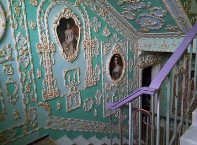 В Киеве пенсионер превратил подъезд дома в Версаль (фото)