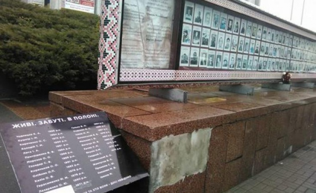 Возле Украинского дома в Киеве появился памятник украинцам-пленникам
