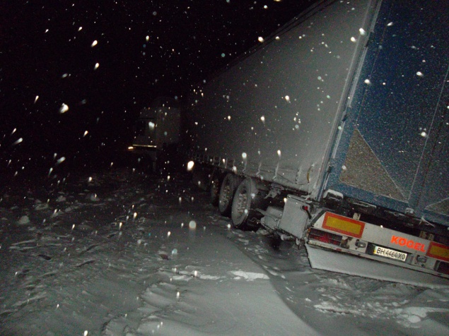 Ситуация с застрявшими в снегу автомобилями на Киевщине не менее сложная, чем в столице (фото)