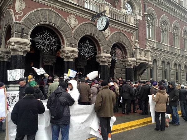В Киеве обманутые вкладчики банка “Михайловский” перекрыли центральные улицы
