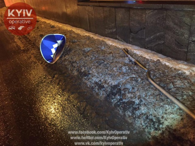 В Киеве пьяный водитель снес дорожный знак и перевернулся (видео, фото)