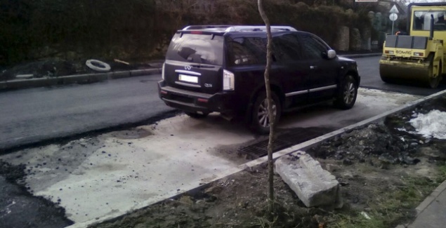 Из-за автомобиля Infiniti  “Киевавтодор” не может отремонтировать дорогу в Соломенском районе (фото)