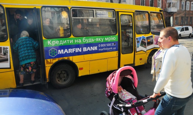 В Киеве 75-летняя женщина выпала из маршрутки