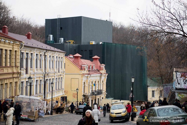 Возмущение киевлян по поводу архитектурного вида театра на Андреевском спуске растет (фото)