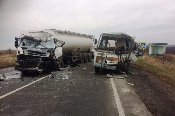 На Киевщине грузовик врезался в автобус - водитель последнего погиб (фото)