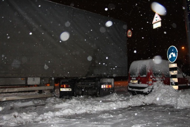 Десятки застрявших машин - результат первого снега в столице (фото, видео)