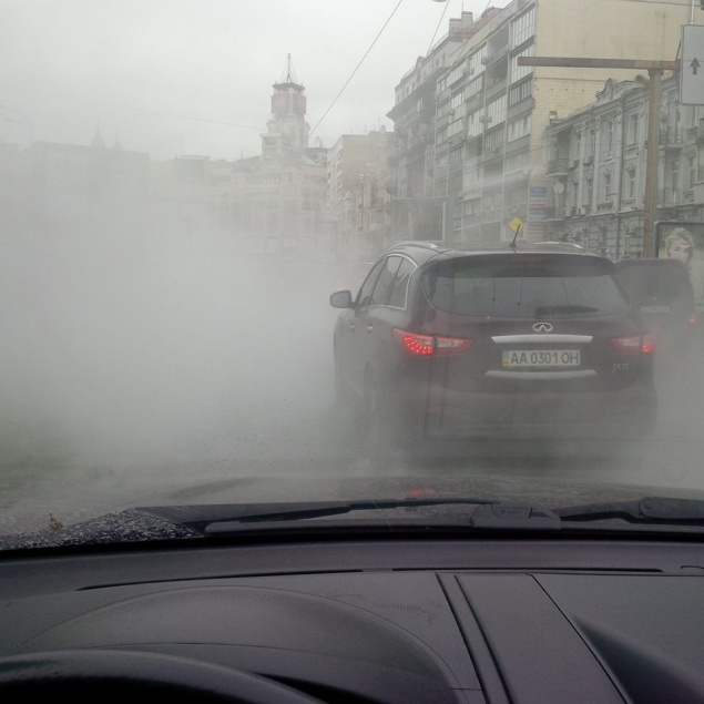 На Бессарабке в Киеве прорвало теплоцентраль: улица залита кипятком (фото)
