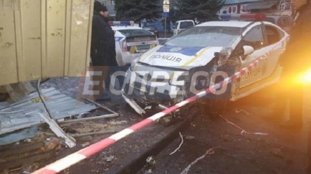 Автомобиль полиции в Киеве по непонятным причинам врезался в хлебный киоск (фото)