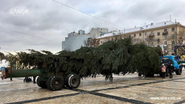 Завтра на Софиевской площади в Киеве установят главную елку страны