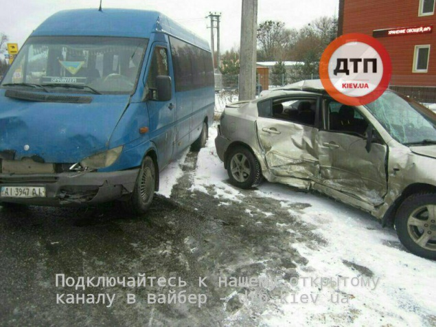 Под Киевом столкнулись маршрутка и легковой автомобиль: четверо пострадавших (фото)