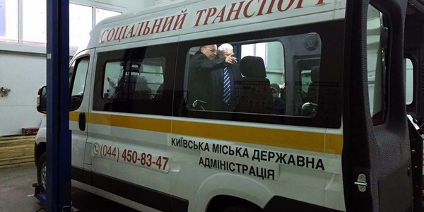 В Киеве для людей в инвалидных колясках начнет работать социальное такси (фото)