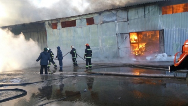 В Вишневом горит склад с бытовой химией и одеждой (фото, видео)