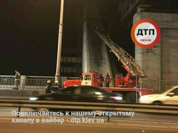 В Киеве спасатели сняли с моста малолетних руферов (фото)