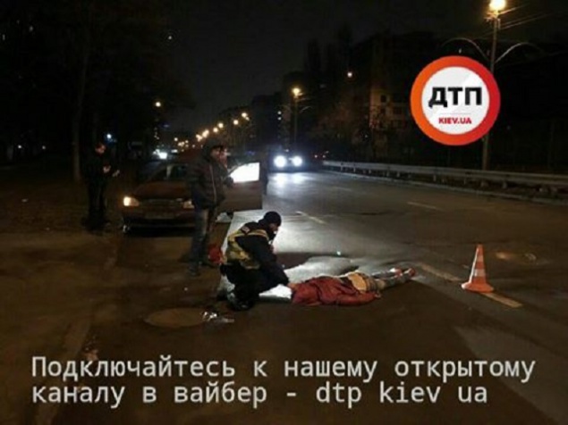 В Киеве нетрезвый парень бросился под колеса такси (фото)