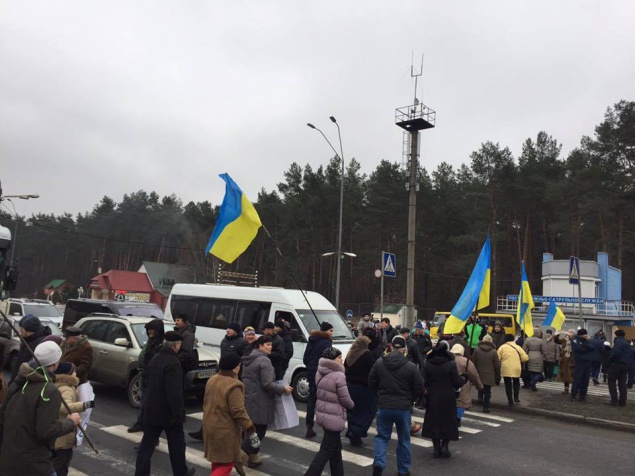 Протестующие против вырубки Быковнянского леса перекрывали Броварской проспект в Киеве
