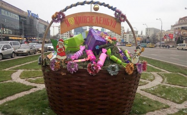 На проспекте Победы в Киеве появилась огромная новогодняя корзина (фото)