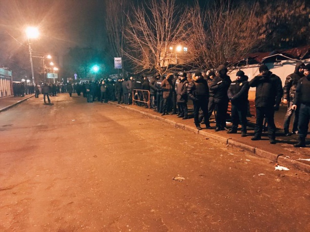 В Киеве очередная попытка снести МАФы закончилась потасовкой (фото, видео)