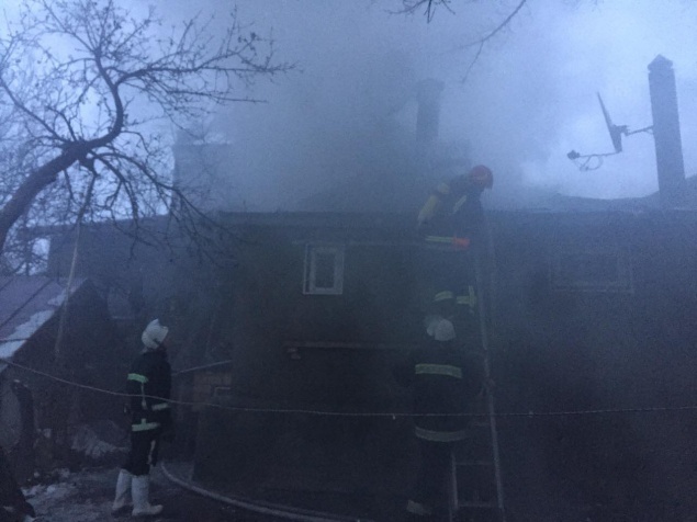 В Голосеевском районе спасатели ликвидировали пожар в частном доме (видео)