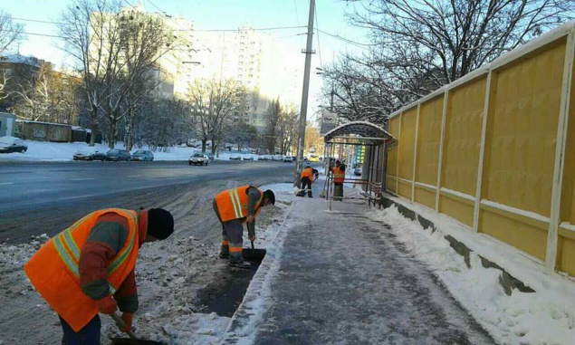 Киев от снега чистят 260 машин и 50 бригад рабочих