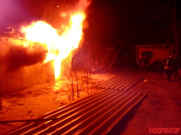 В Киеве протестующие разобрали и подожгли строительный забор (фото, видео)