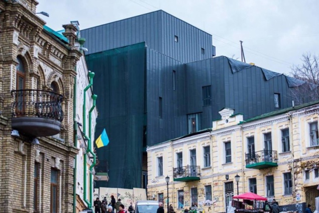 Киевсовет рассмотрит вопрос демонтажа фасада театра на Подоле
