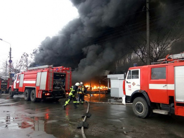 На месте пожара на рынке в Киеве обнаружено тело человека (фото)