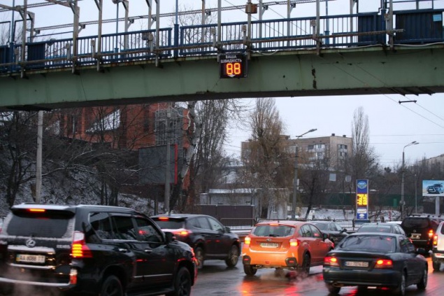 В Киеве на улице Елены Телиги установили информационное табло контроля скорости (фото)