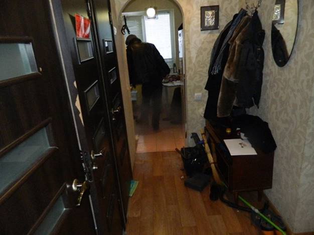 В квартире ранее судимого киевлянина правоохранители обнаружили оружие и наркотики (фото)