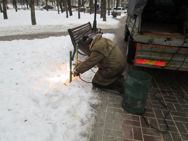 В Киеве в парке “Интернациональный” отремонтировали урны