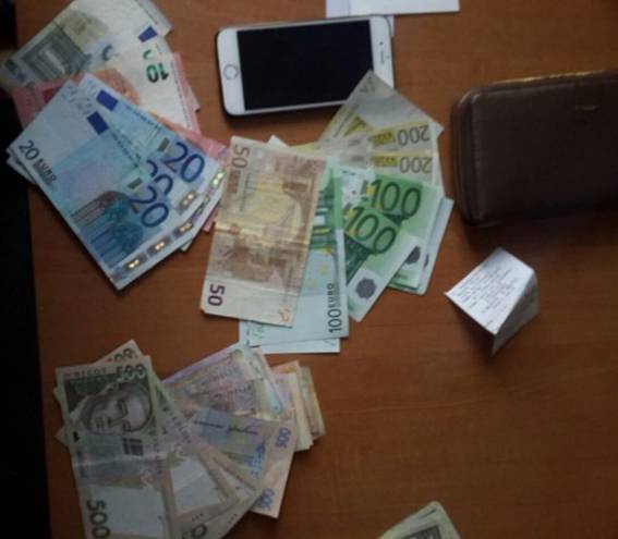 Полиция задержала на железнодорожном вокзале Киева двух “карманниц” (фото)