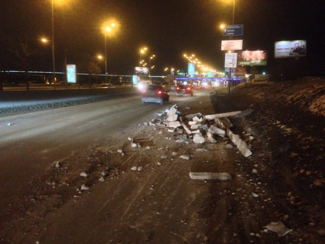 В Киеве разыскивают потерявшего строительную плиту посреди дороги (фото)
