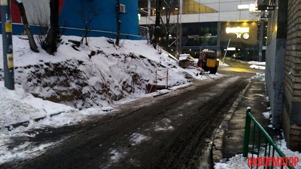 Из-за аварии на теплотрассе 6 домов на столичной Соломенке остались без тепла (фото)
