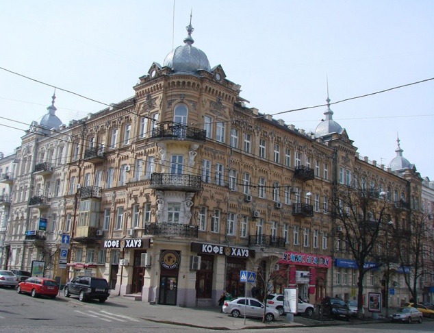 Судейская династия Карабань владеет огромной квартирой в центре Киева и принимает дорогие подарки