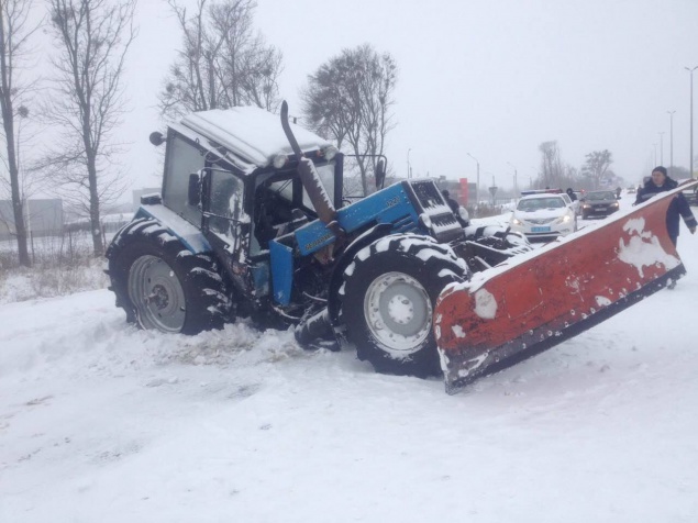 На Киевщине в снегоуборочный трактор въехали сразу две иномарки (фото)