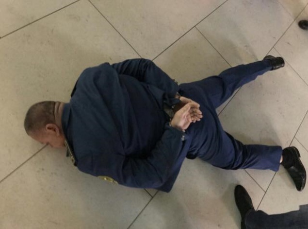 В аэропорту “Киев” (Жуляны) на взятке попался таможенник