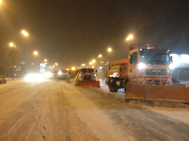 Владельцев личных автомобилей просят не мешать коммунальщикам чистить снег на улицах Киева