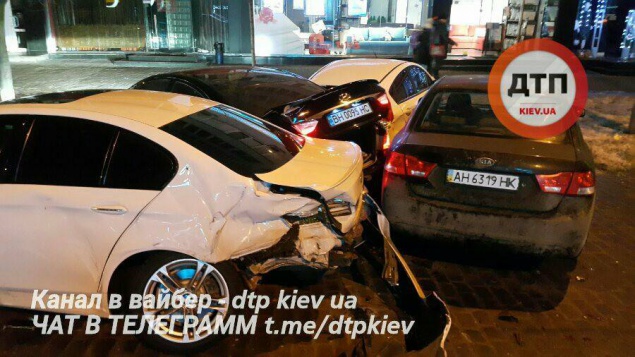 В Киеве “поддатый” водитель на Мерседесе протаранил сразу четыре припаркованных авто (фото)