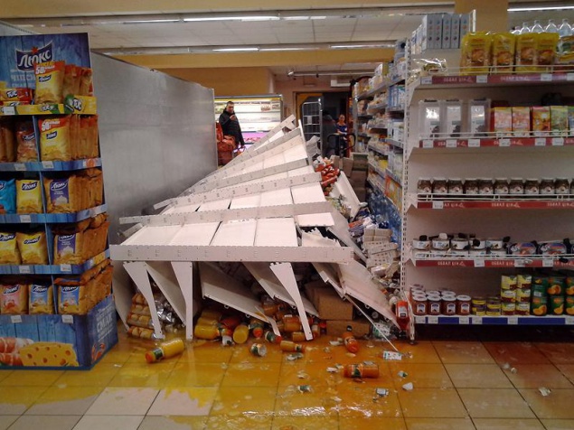 В Киеве на покупателя в супермаркете рухнул стеллаж с напитками (фото)