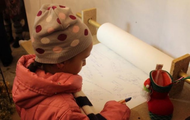 В Киеве дети написали письмо Святому Николаю длинной в 33 метра (фото, видео)