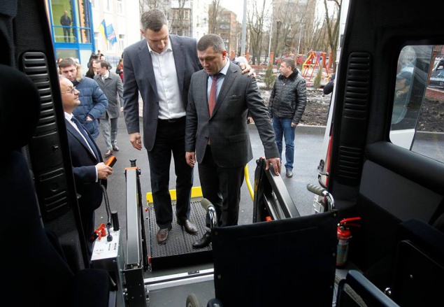 Социальное такси для инвалидов в Киеве получило первую партию автомобилей