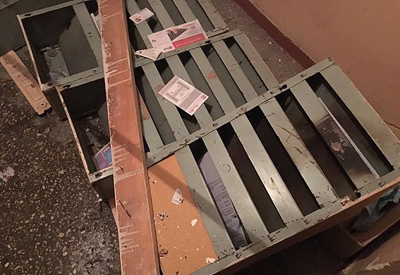 Взрыв в подъезде киевской многоэтажки: гранату подложили в почтовый ящик догхантера (фото, видео)