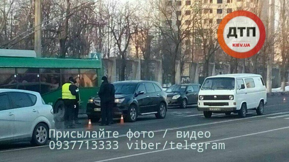 В Киеве, на Отрадном автомобиль сбил троих детей на пешеходном переходе (фото, видео)