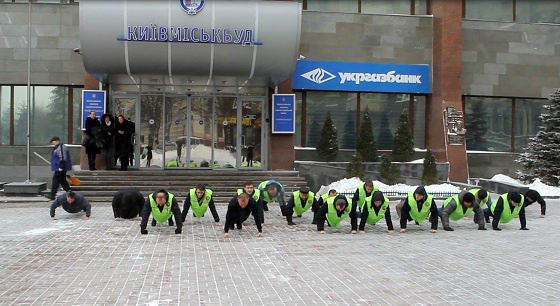 “Киевгорстроевцы” отжались 22 раза в поддержку участников АТО (видео)