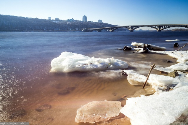 Киевские водолазы выловили в Днепре прыгнувшего с моста мужчину