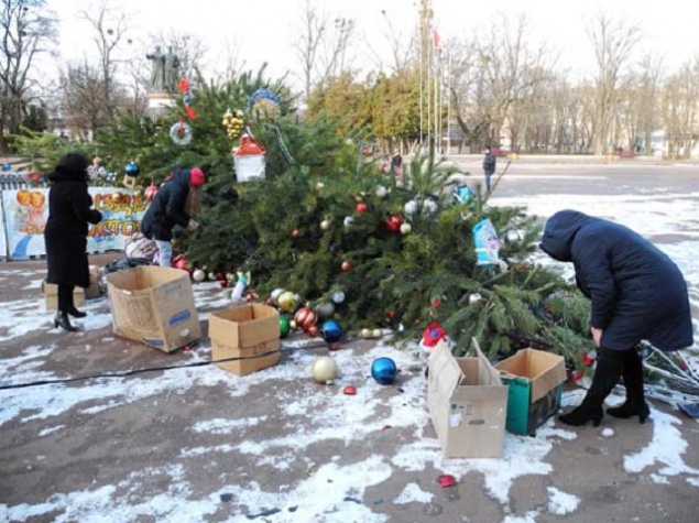 В Переяслав-Хмельницком на Киевщине рухнула главная елка (фото)