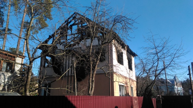 Под Киевом сгорел двухэтажный дом: владелец травмирован
