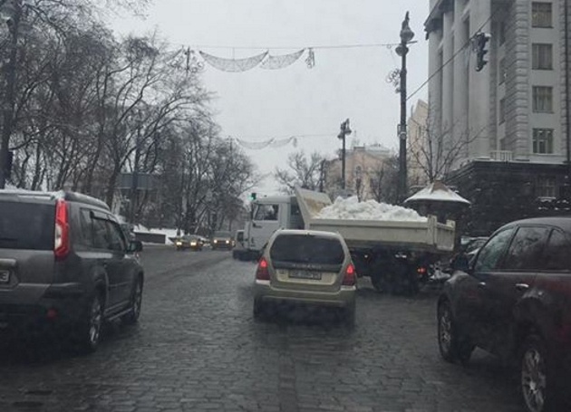 Киевские коммунальщики отчитались о вывезенном снеге (фото)