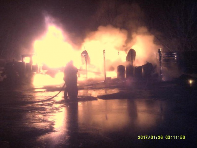 Странные пожары: в одном домохозяйстве на Киевщине загорелись одновременно автомобиль и пилорама (фото)
