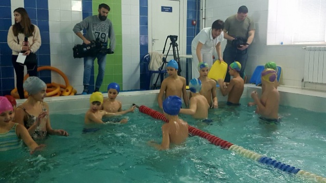 На Киевщине звезды спорта провели открытый урок по плаванию для детей (фото)