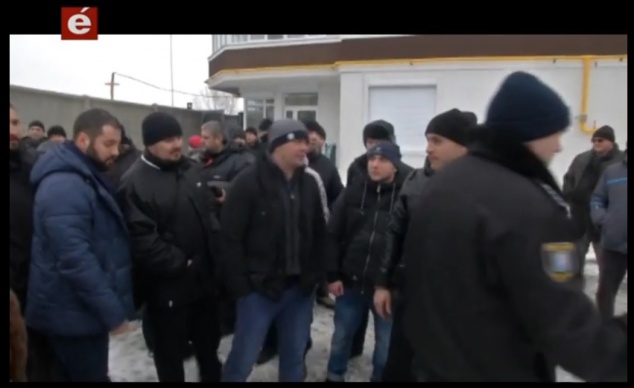 В Киеве жители защитили свой новый дом от захвата (видео)